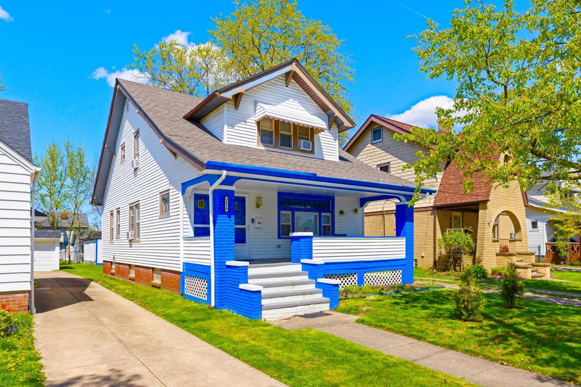The Sapphire Haven - Your Old Brooklyn Oasis Awaits Families, Couples, Business Travelers Near Downtown With Parking, 300 Mb Wifi & Self Check-In Cleveland Buitenkant foto