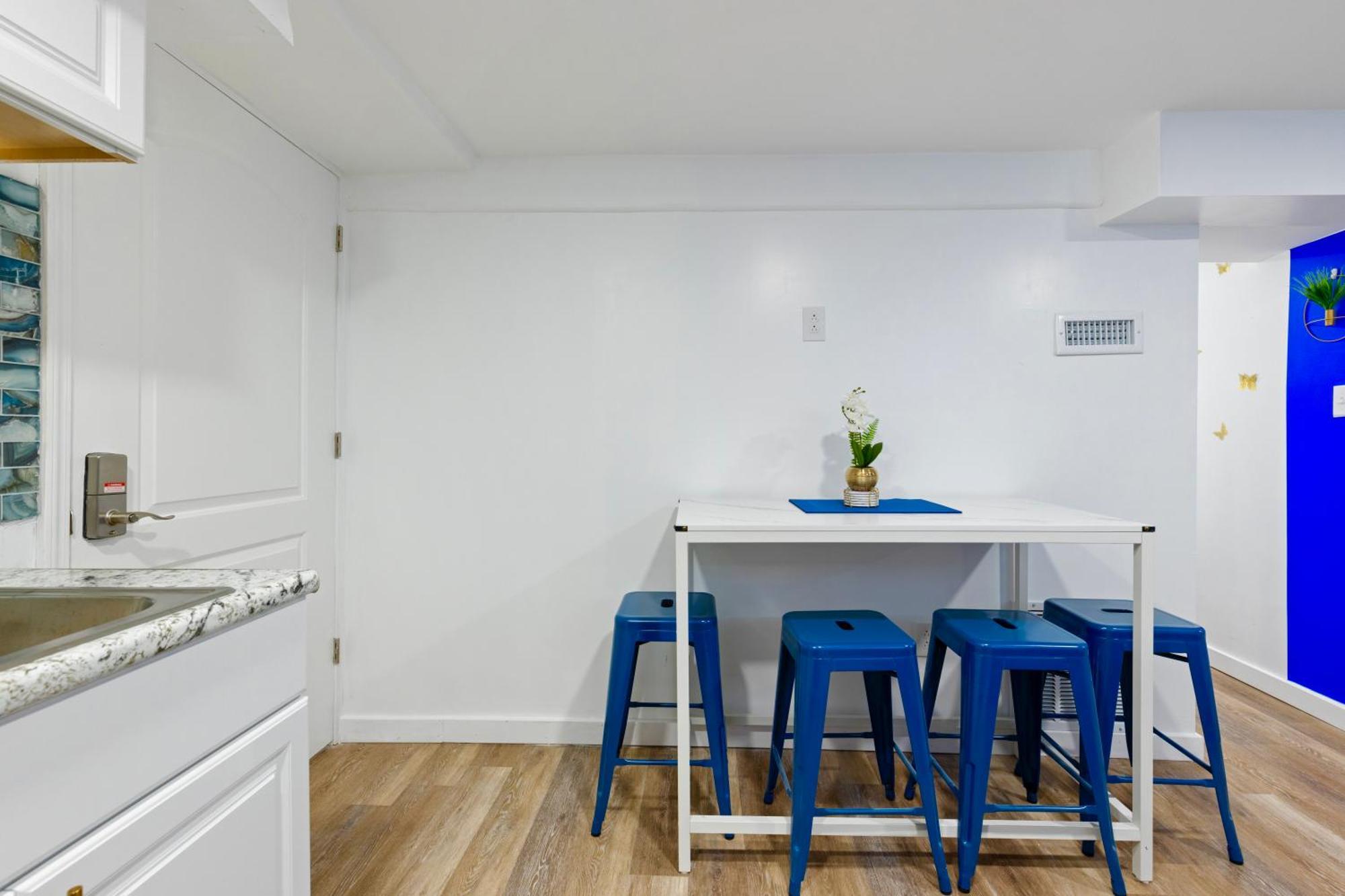 The Sapphire Haven - Your Old Brooklyn Oasis Awaits Families, Couples, Business Travelers Near Downtown With Parking, 300 Mb Wifi & Self Check-In Cleveland Buitenkant foto